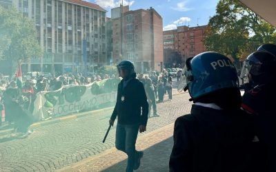 Tensioni in stazione, in trecento provano a occupare i binari