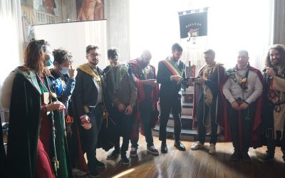 Ferrara si consegna ai goliardi, il sindaco affida le chiavi della città
