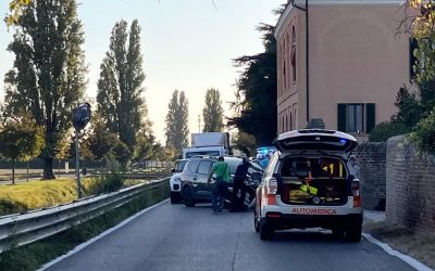 Scontro auto-scooter in via Pontegradella, c’è un ferito