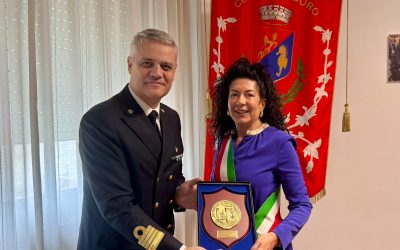 Il sindaco di Goro Marika Bugnoli accoglie il capitano di vascello Maurizio Tattoli