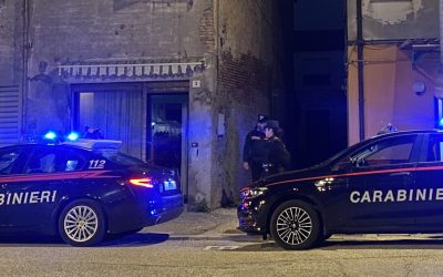 Guidava a zig zag un’auto non sua, completamente ubriaco. E non aveva nemmeno la patente