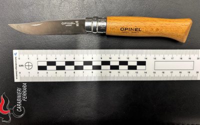 Uno si spaccia per finanziere, gli altri hanno un coltello. Tre denunciati al College