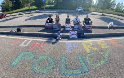 Animalisti in presidio davanti alla Manifattura Berluti: “Stop alle pellicce animali”