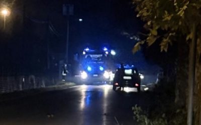 Auto si schianta contro un muro