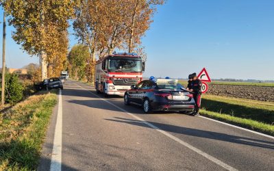 Esce di strada e finisce contro un platano, muore 81enne