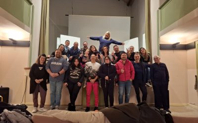 In scena la commedia dialettale “Tut è cuminciá in tl’eden e le fni a dla dal sasso” al teatro R. Ricci