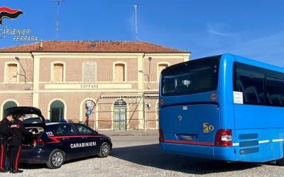 Impediscono i controlli dei carabinieri. Denunciati due gemelli sull’autobus