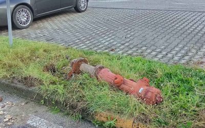 Allagato il parcheggio de I Tigli. Abbatte un idrante mentre parcheggia