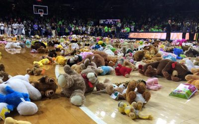 “Teddy Bear Toss”: Pallamano Ferrara e Ariosto portano solidarietà con il lancio degli orsacchiotti