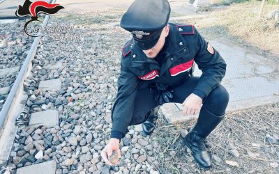 Rubano portafoglio e cellulare in discoteca. Poi lanciano i sassi della ferrovia per fuggire