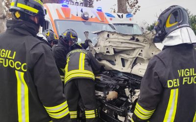Frontale tra auto e ambulanza in via Bondeno: tre feriti e strada chiusa
