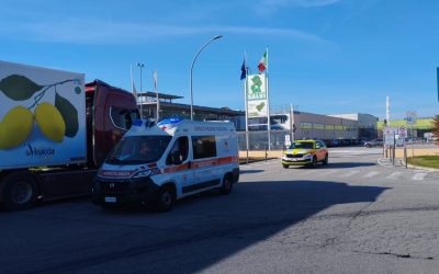 Cade dal tetto e fa un volo di nove metri, ferito operaio