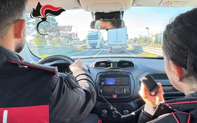 Scappa dai carabinieri con l’auto, anche in contromano. Manette per un 40enne