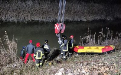 Auto finisce nel canale Burana a Bondeno: paura per tre persone