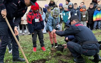 Gli alunni della “Bruno Faber” piantano due alberi nella ‘casa’ dei carabinieri