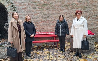 Giornata contro la violenza alle donne, inaugurate due panchine rosse