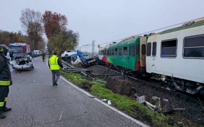 Scontro camion treno, in tre a Cona