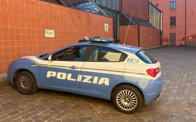 Rapina 250 euro a una bancarella del mercato. Lo blocca un passante