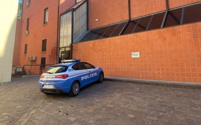 Si barricano in una stanza dopo l’aggressione del figlio e chiamano la polizia, 55enne in carcere