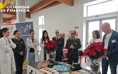 La Finanza insieme al cane Jeri porta doni ai piccoli pazienti di Cona