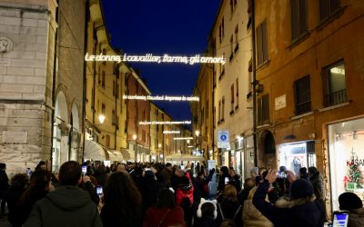 Ferrara. Via Mazzini si accende con i versi dell’Ariosto