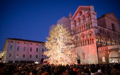 Ferrara accende la magia: l’albero illumina la Cattedrale – VIDEO