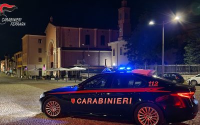 Rapina armata nel cuore di Cento: 24enne ferito nella notte
