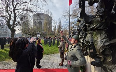 “Natale con i Bersaglieri”, successo per il tradizionale concerto sotto la statua del Savonarola