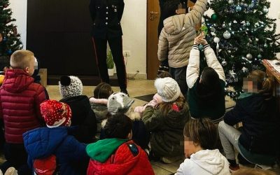 L’albero di Natale della legalità: la Stazione Carabinieri si illumina con i pensieri dei piccoli studenti