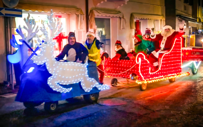 Babbo Natale attraversa le vie del paese con slitta e vespe