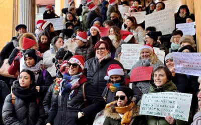 Stabilizzazioni. Flash mob delle educatrici: “Dobbiamo chiedere a Babbo Natale?”