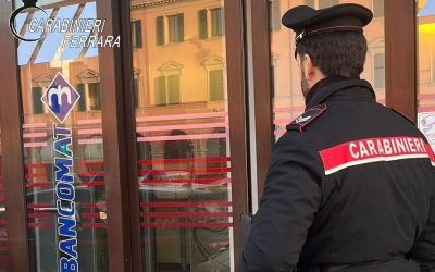 Provano a svuotargli il conto. La moglie chiama i carabinieri e salva i risparmi di una vita