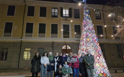 Il centro è ancora più luminoso grazie all’albero di Natale Granny in via Roma