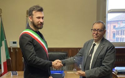 Aiutò un pensionato intrappolato in un ascensore. Il Comune lo premia