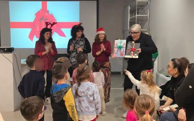 Gli alberi di Natale addobbati da bambini e bambine