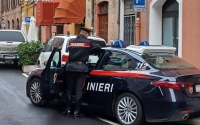 Ruba un paio di scarpe e minaccia il negoziante con un sasso
