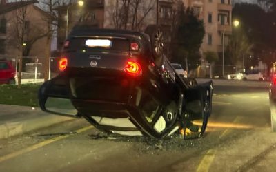 Incidente da film: auto cappottata e conducente quasi illeso