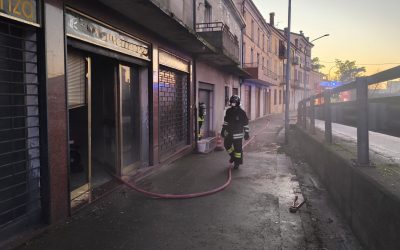 A fuoco ex mobilificio, nessun ferito