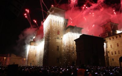 Capodanno record a Ferrara, in 30mila per l’incendio del Castello (VIDEO)