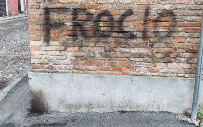 Scritta omofoba nel centro storico di Ferrara, Arcigay denuncia