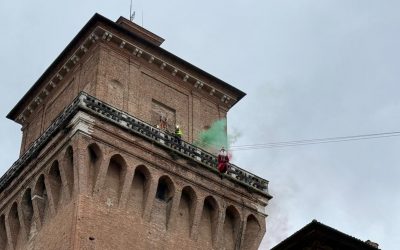 Arriva la Befana dei Vigili del Fuoco e si cala dal Castello