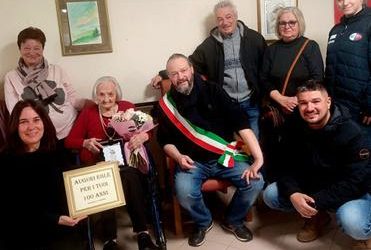 Egle Govoni compie 100 anni: l’omaggio del sindaco Fabbri e dell’assessore Coletti