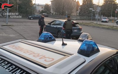 Prende di nascosto l’auto dei genitori e inizia la serie di guai