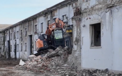 Al via la demolizione dell’ex Sim Bianca di Cento