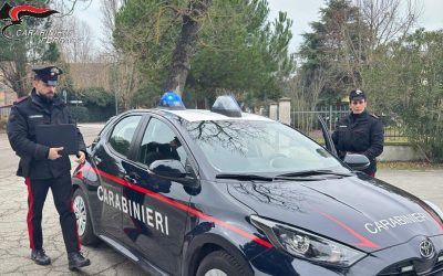 Viola il divieto di avvicinamento e lancia un coltello ai Carabinieri