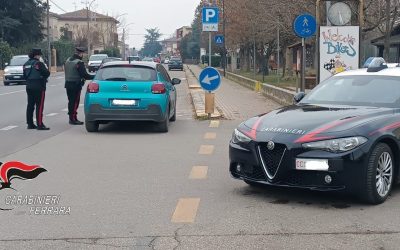 Auto rubata ritrovata dopo un inseguimento: due denunciati
