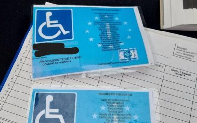 Usa contrassegni disabili falsificati per parcheggiare in città, denunciato