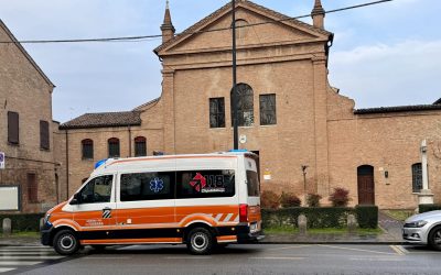 Rompe le acque alla fermata del bus in corso Giovecca