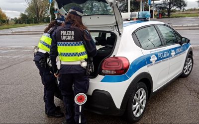 Fugge all’alt della Polizia Locale. Denunciato dopo l’inseguimento in città