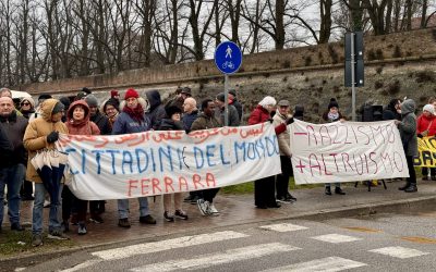 Sgomberato il Palapalestre. In cento al presidio per chiedere “rispetto e dignità”